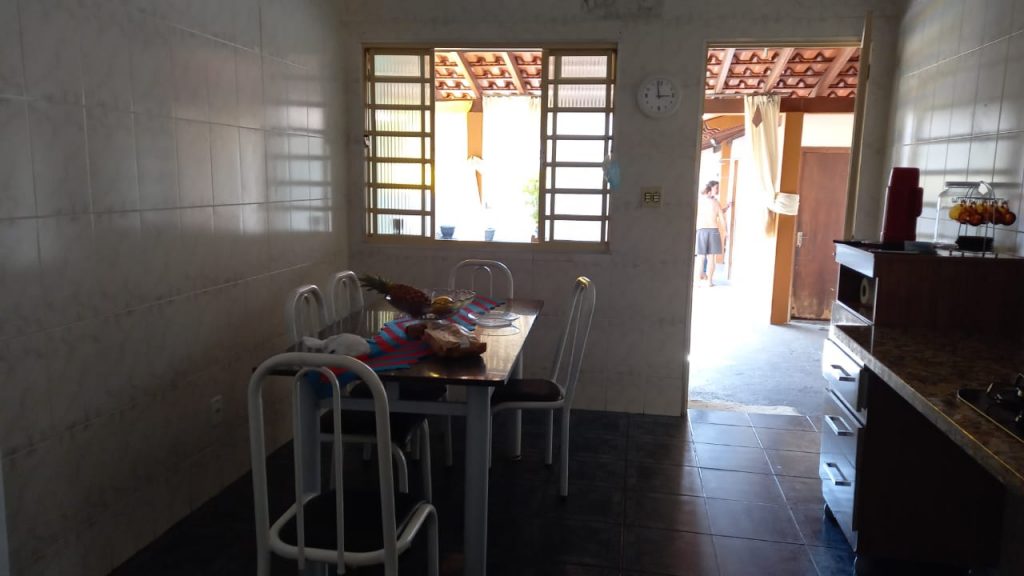 VENDE-SE CASA NO CENTRO