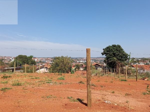 VENDE-SE LOTE – BAIRRO IOLANDA ARAÚJO