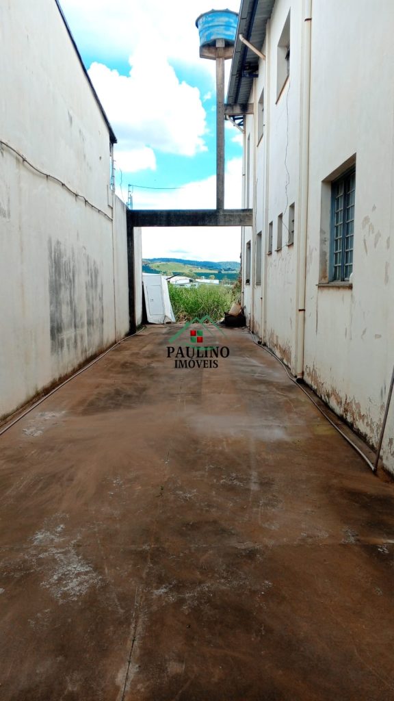 ?ALUGA-SE BARRACÃO ?